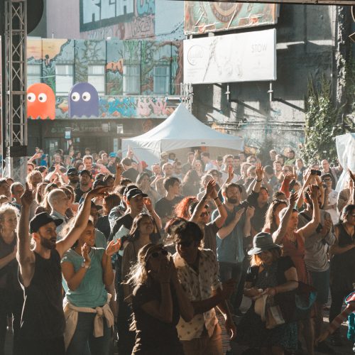 The crowd at the Swan Stage, having a great time and dancing